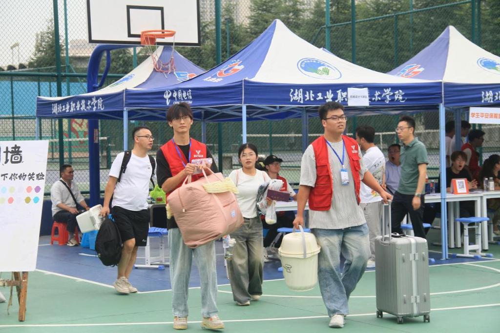 機(jī)電工程學(xué)院喜迎2024級(jí)新生，貼心服務(wù)助力夢(mèng)想啟航